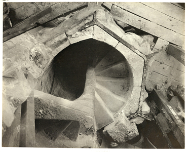 222124 Afbeelding van een ringanker rond een beschadigd gedeelte van de traptoren van de Domtoren (Domplein) te ...